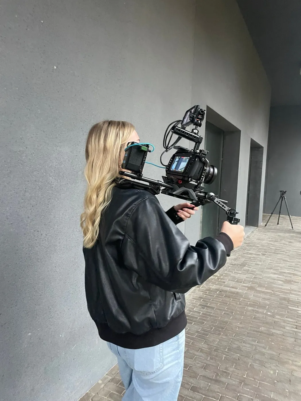 Emmaly aan het filmen met een camera