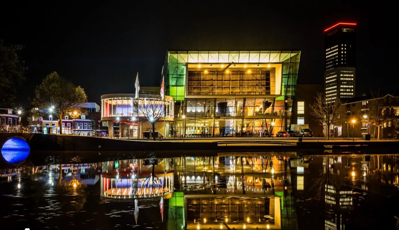 Stadsschouwburg De Harmonie bij nacht