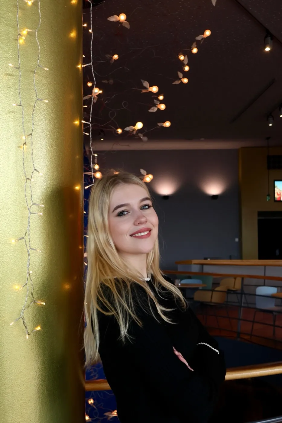 Portret van Emmaly tussen de lichtjes in het theater